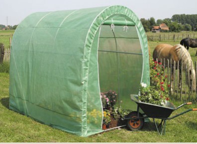 Une serre de jardin avec couverture bâchée en plastique pour une résistance optimale et une longévité de qualité. Le tout à prix réduit !